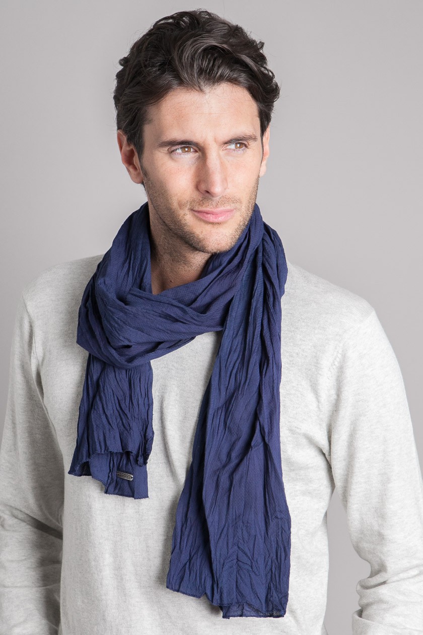 How to wear men’s scarves stylishly
